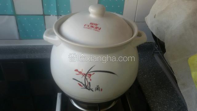 大火开锅炖出香味，然后盖上盖，改小火炖2个小时即可