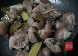 花生焖猪手的做法图解5