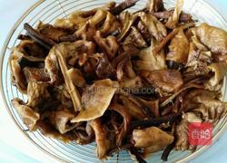 排骨榛蘑炖粉条的做法图解1