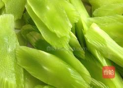 莴笋炒肉片的做法图解1