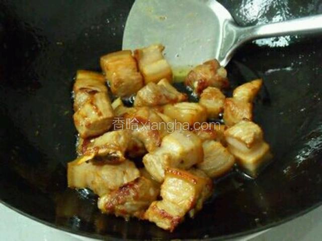 锅内倒入适量油，放入五花肉，翻炒至变黄