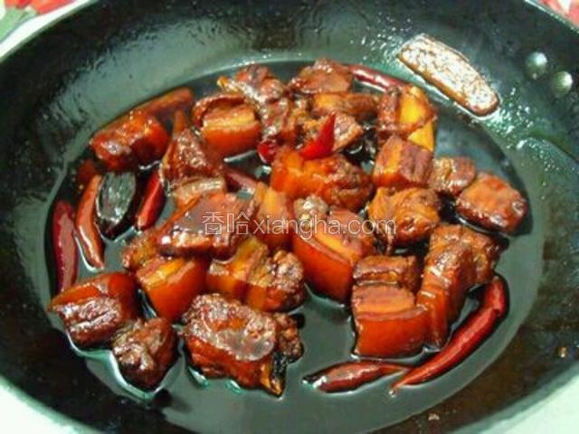 汤汁均匀沾满五花肉，放味精提味