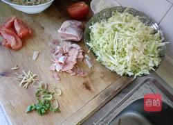 甘蓝炒肉的做法图解1