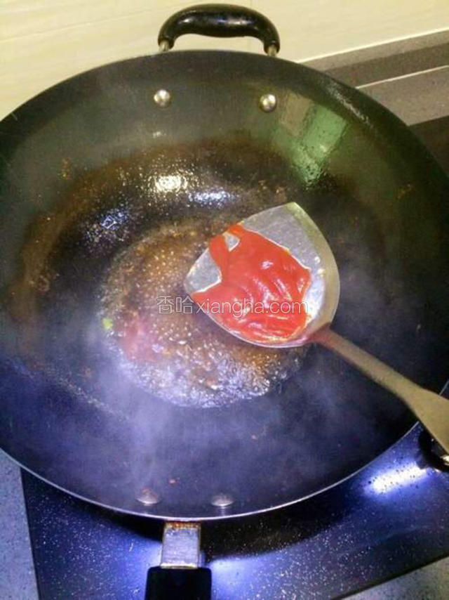 再加入适量的番茄酱一起煮沸。