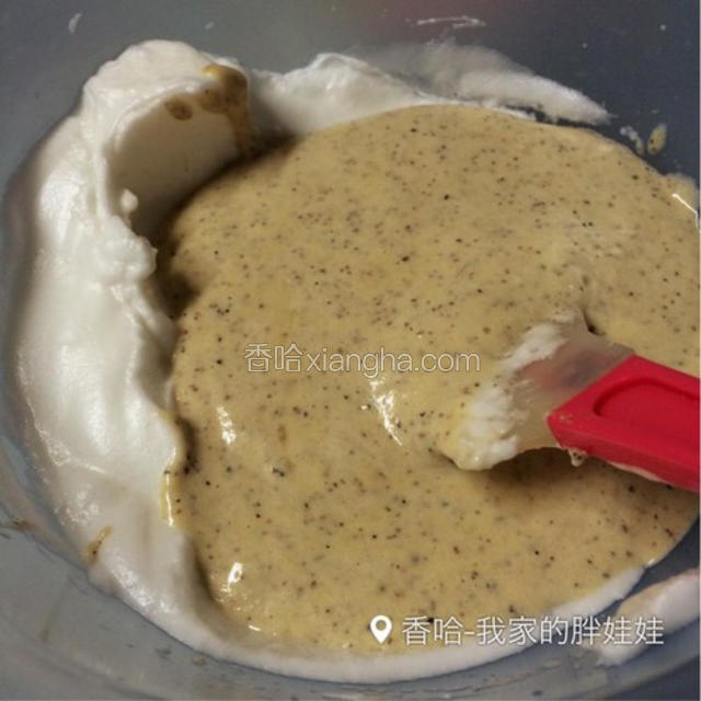 最后把翻拌均匀的豆渣糊倒入剩下的三分之一蛋白糊里，继续翻拌均匀