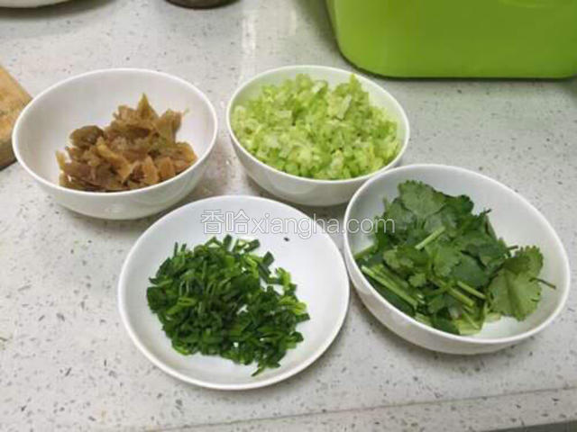 将芹菜切粒，姜切片，香菜切段，蒜苗切碎备用
