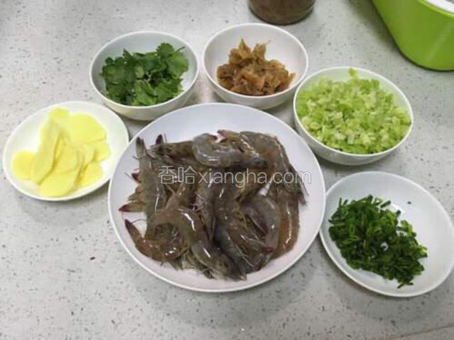 准备调味菜和虾，粥也差不多熟了