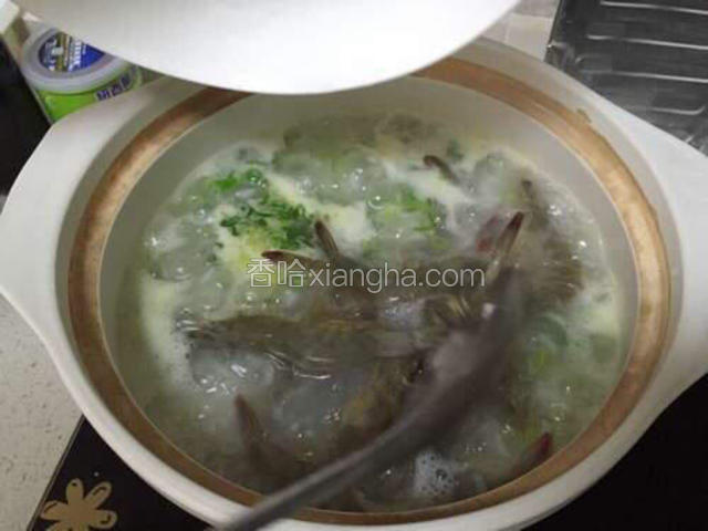 待粥再次煮开，加入虾