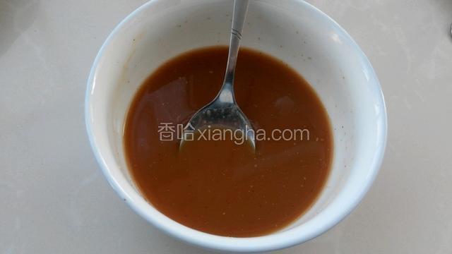 碗中放入一勺蚝油，胡椒粉适量，生抽一勺，糖少许，淀粉适量，再倒入50毫升清水搅拌均匀调成酱汁。