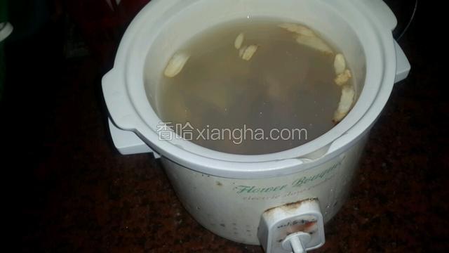 鸟肉洗净放电炖锅里，加热水，放人参片，炖两三个小时