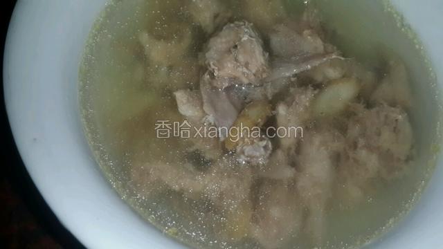 顿到这样就可以直接喝汤（加点盐，胡椒）我是给孩子熬粥。这时就可以放米了，然后再继续炖