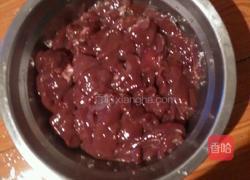 猪肝炒青椒的做法图解1