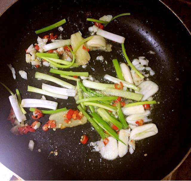 煎鱼剩油下蒜、葱白、姜、小辣椒爆香