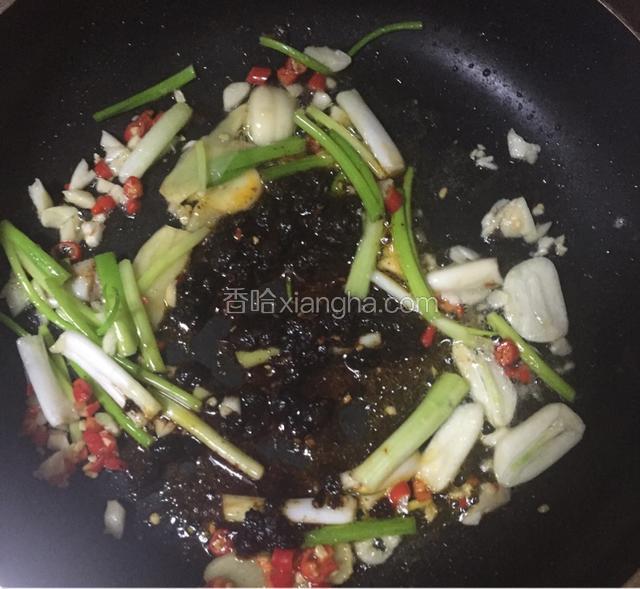 爆香配料后放豆瓣酱炒香
