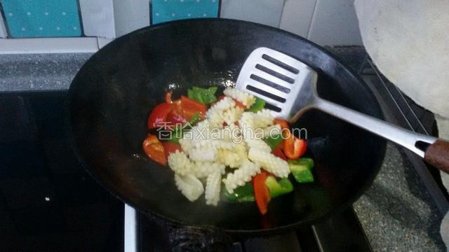 下入尤鱼花快速炒匀
