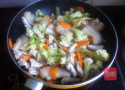 猪肉炒花菜胡萝卜的做法图解9