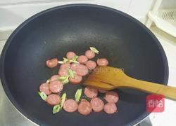 蒜肠炒玉米的做法图解2