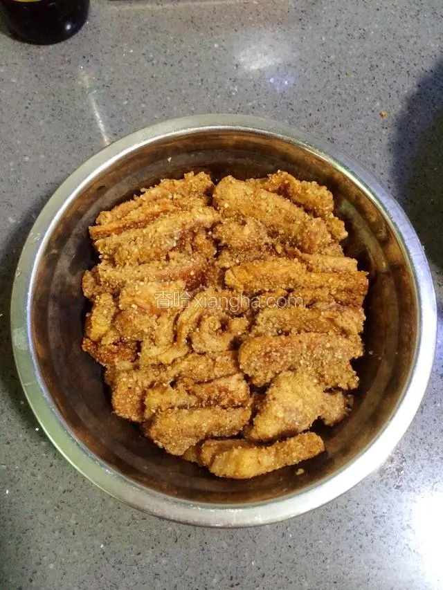 将拌好的肉片码放在蒸碗当中，肉皮朝下。（这一步有点像蒸扣肉。）
