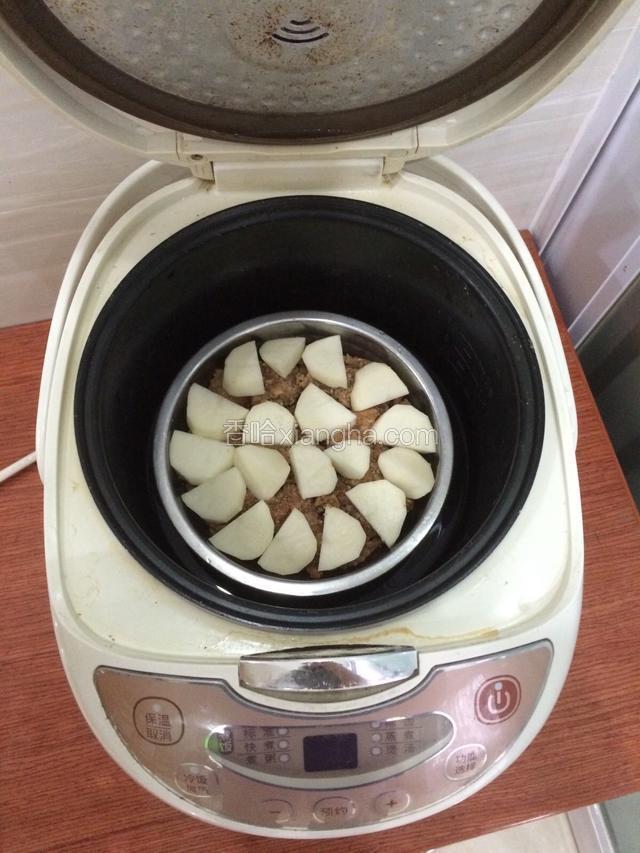 放入锅中按蒸煮键，如果是高压锅蒸40分钟左右，