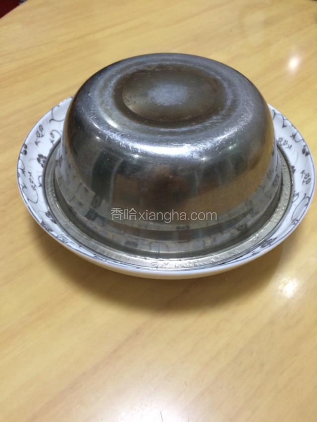 出锅后把蒸碗倒扣在盘子中就可以了。