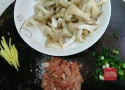 鸡菇瘦肉汤的做法图解2