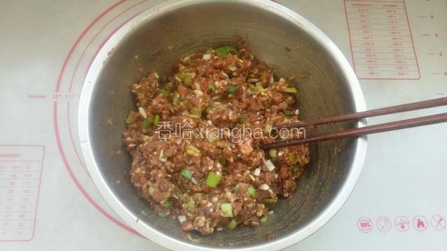 先把牛肉馅加入葱，姜末和姜粉，胡椒粉，酱油，盐香油拌匀备用