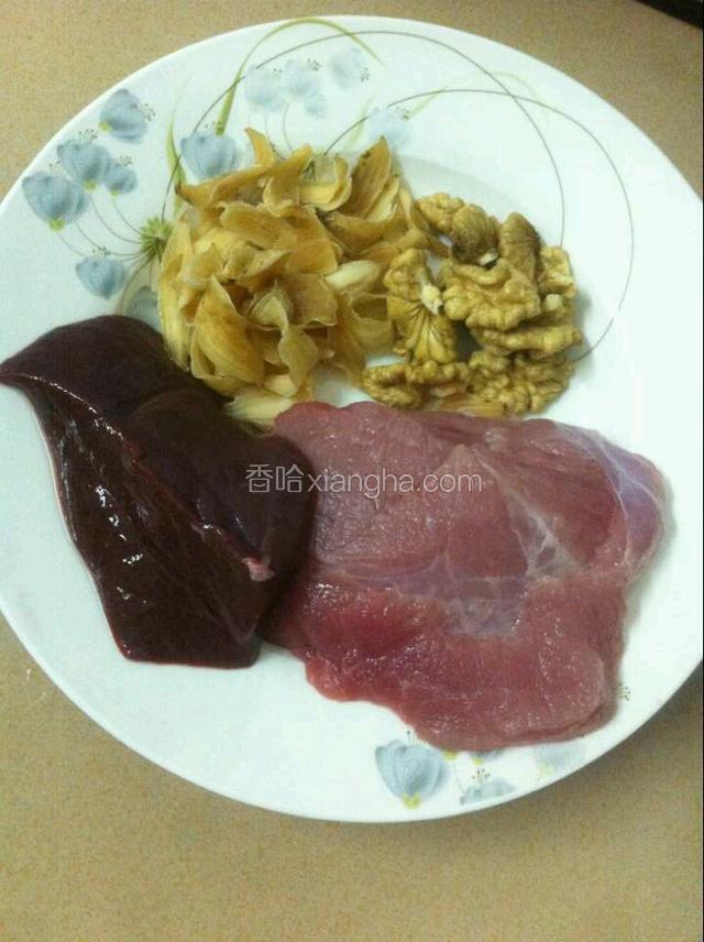 如图：准备好图中的材料并洗干净。