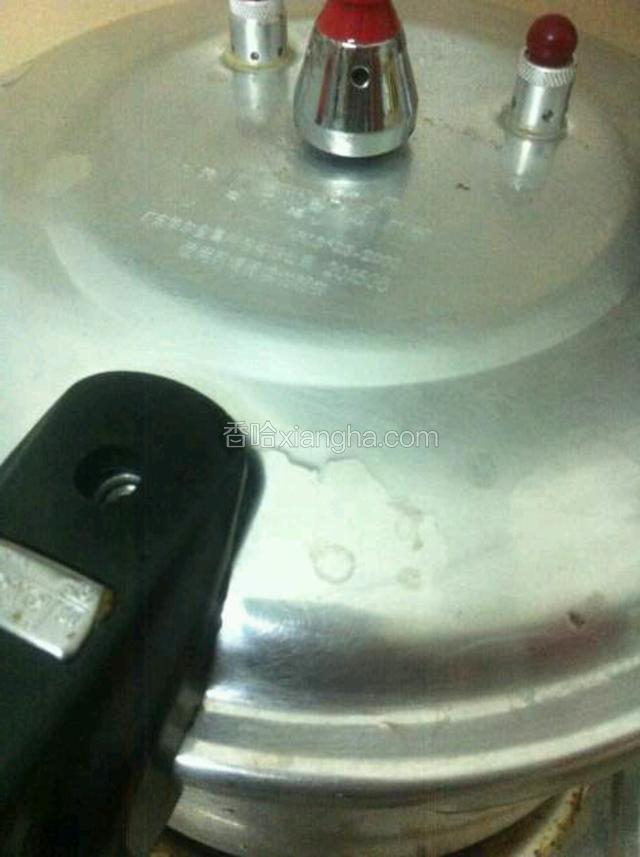 如图：盖上盖子，大火烧开，小火5分钟