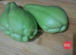 酸辣佛手瓜的做法图解1