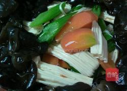 木耳腐竹拌蔬菜的做法图解7