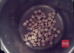 银耳莲子红枣羹的做法图解2