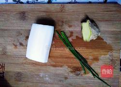 莲藕炖猪尾骨的做法图解1