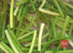 腊肠炒蒜苗的做法图解3
