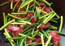 腊肠炒蒜苗的做法图解5