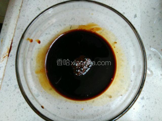 把调料用个小容器提前调好备用，老抽两勺，生抽三勺，耗油一勺，喜欢排骨嫩点的可放入点生粉