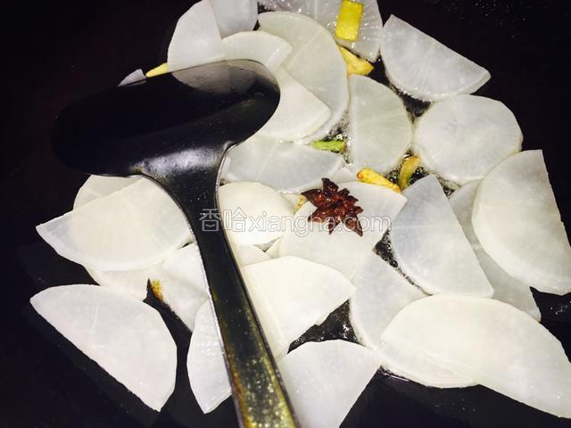爆香辅料以后下萝卜，均匀平铺。
