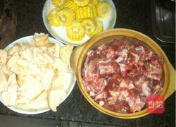 排骨玉米莲藕汤的做法图解1