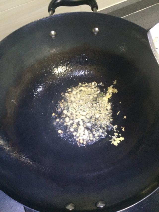 锅里倒入适量的油，先把姜蒜爆香，然后加入西红柿翻炒至出汁水，（倒西红柿这步忘拍照了）