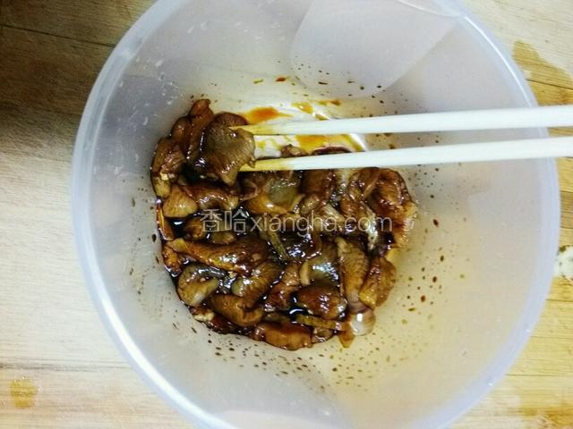 将鸡十分钟胸肉切片，放入姜，料酒，老抽，味极鲜，淀粉腌制