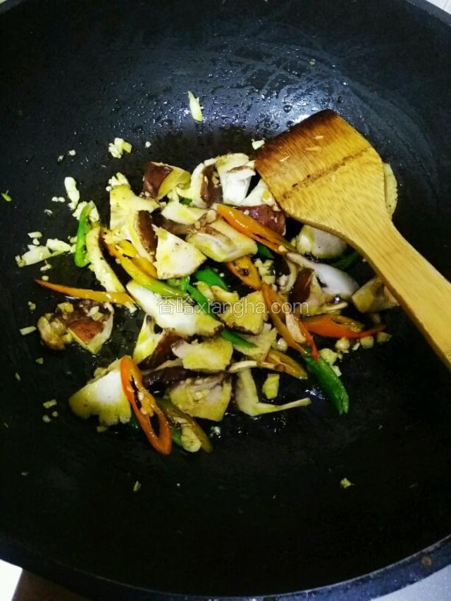 热锅油温七成热，倒入葱姜蒜，青红椒，煸炒一分钟，放入香菇，将香菇炒软
