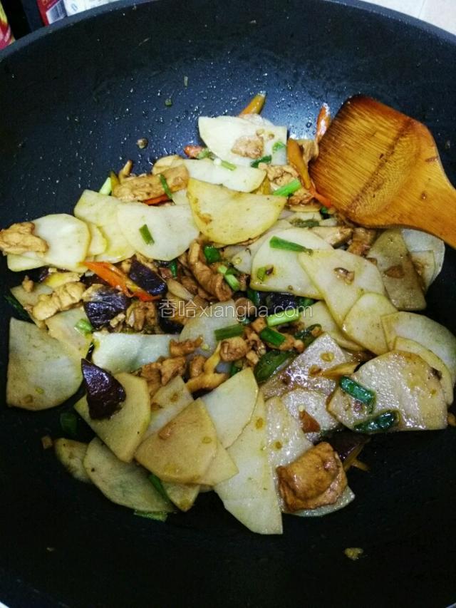炒到土豆从白色变到好似透明，四五分钟即可，调入盐，五香粉，花椒粉调匀即可出锅