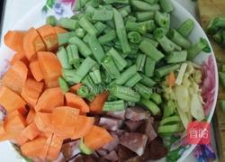 架豆王炒香肠胡萝卜的做法图解1