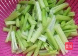芹菜炒肉的做法图解1