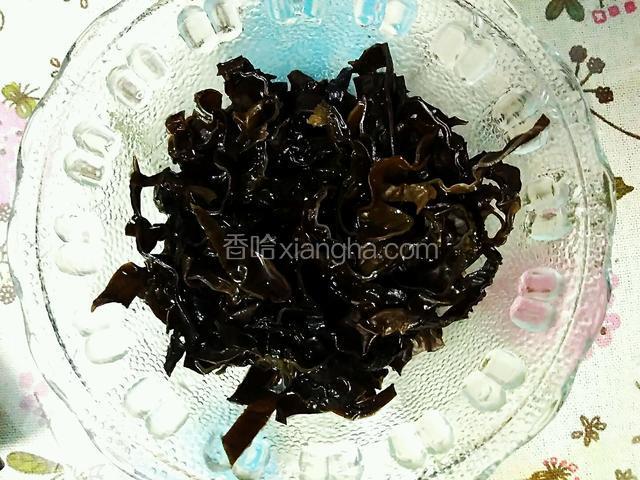 泡发后改刀切成丝。