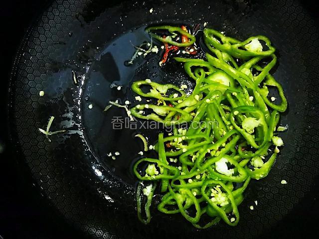 加青椒丝，翻炒，使青椒均匀裹上油。