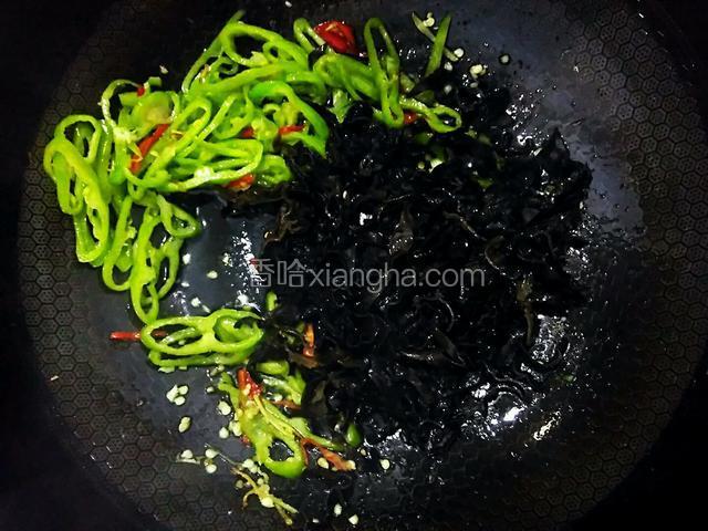 加木耳丝，翻炒。