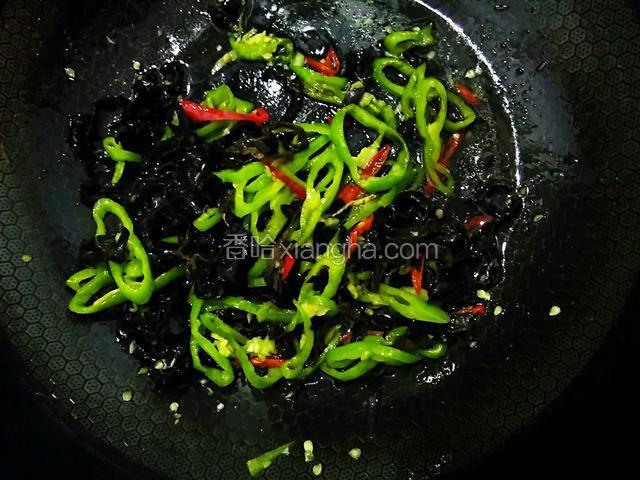 加适量的清水。水量以盖过食材一半即可。翻炒片刻。盖锅盖，焖煮一分钟。锅中汤快收汁。加一勺食盐，半勺味精。调味，提鲜。