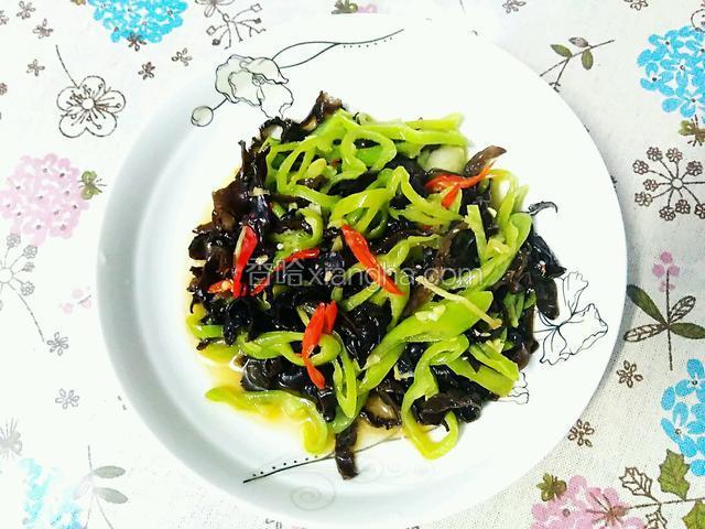 翻炒均匀。关火，焖一会，使所有食材的味道相互更加融合。出锅了。