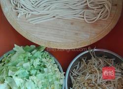 油泼面的做法图解1