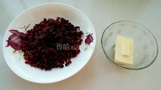 蔓越莓切稍微碎一些，也不要太碎了。